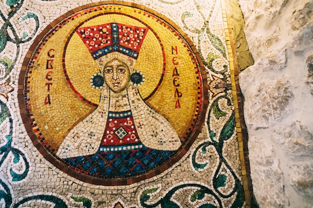 Mozaïekportret van een vrouw met een hoge hoofdtooi in het ostrog-klooster montenegro