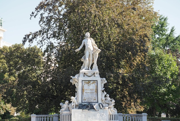 Photo mozart monument in vienna