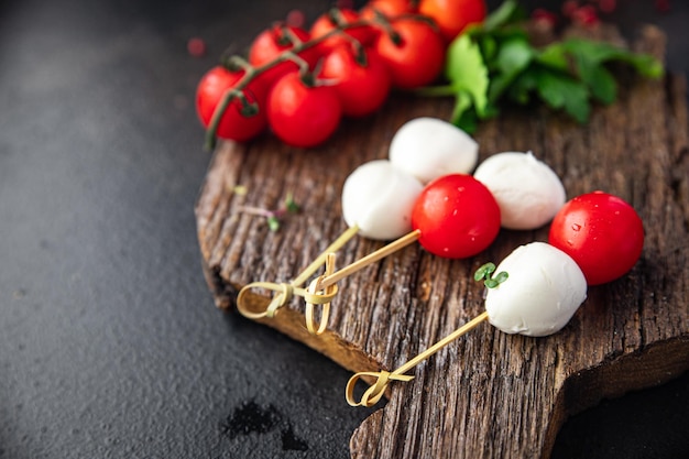 꼬치 식사 스낵 복사 공간에 모짜렐라와 토마토 샐러드 카나페 카프레제