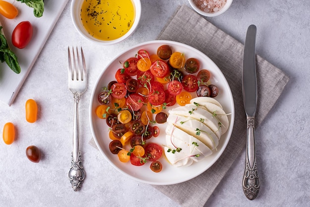 Mozzarella bal, geserveerd voor de lunch met caprese salade.