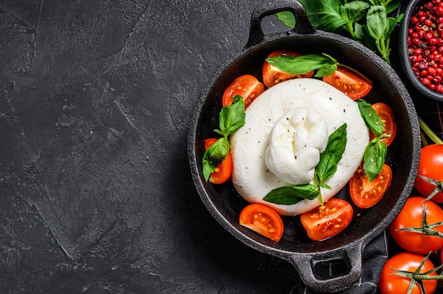 Foto mozzarella burrata con foglie di basilico