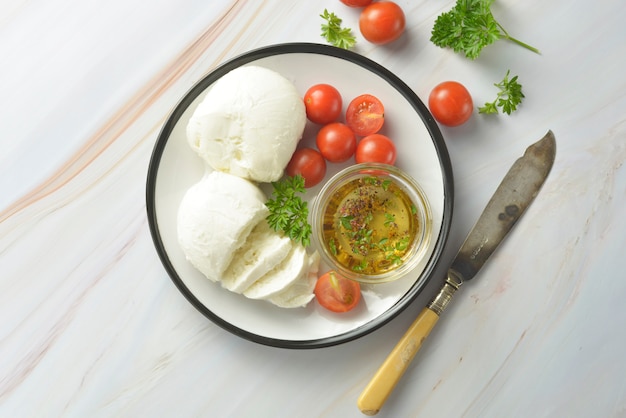 Mozzarella e pomodorini con spezie. mozzarella fatta in casa