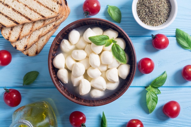 Моцарелла, помидоры черри и хлеб, Италия, здоровое питание