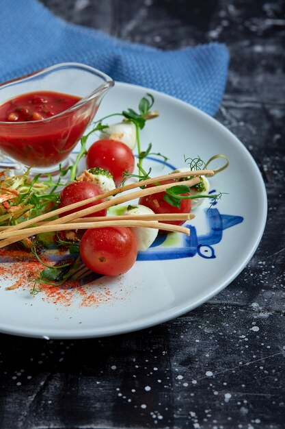 Mozzarella en tomatensalade - caprese op de plaat