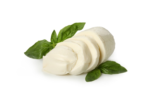 Mozzarella kaas en basilicum geïsoleerd op een witte achtergrond