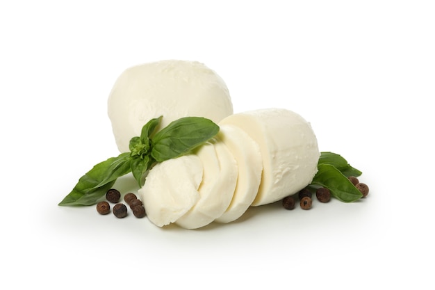 Mozzarella kaas, peper en basilicum geïsoleerd op een witte achtergrond