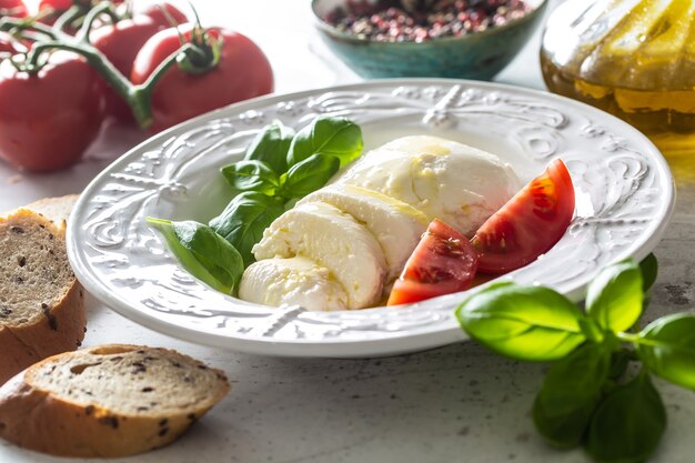 Mozzarella kaas tomaten basilicum en olijfolie. Capresesalade - Italiaanse of mediterrane maaltijd of voorgerecht.