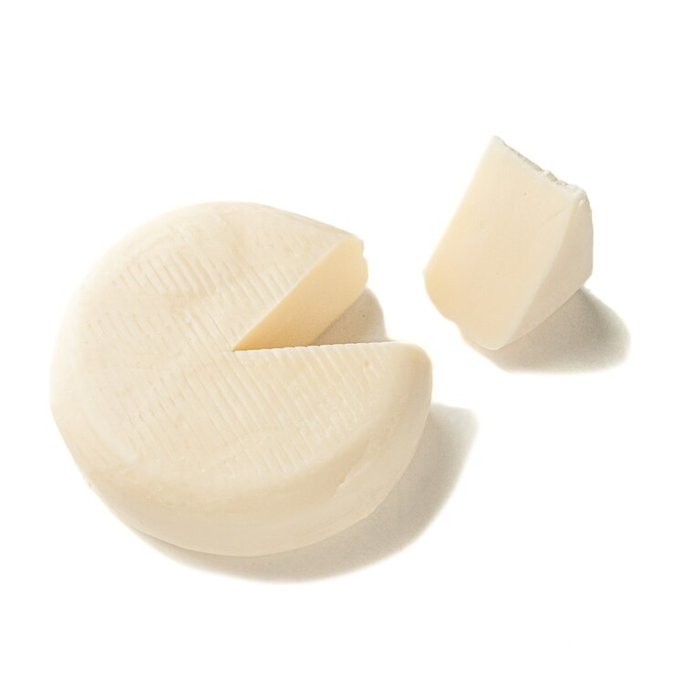 Mozzarella kaas zonder verpakking. Er is een stuk driehoekige vorm afgesneden. Uitzicht van boven. Witte achtergrond. Geïsoleerd.