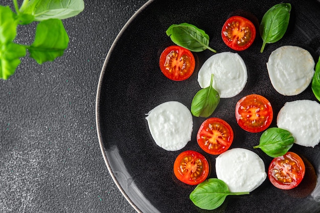 mozzarella salade caprese tomaten basilicum vers eten lekker eten voorgerecht maaltijd eten snack