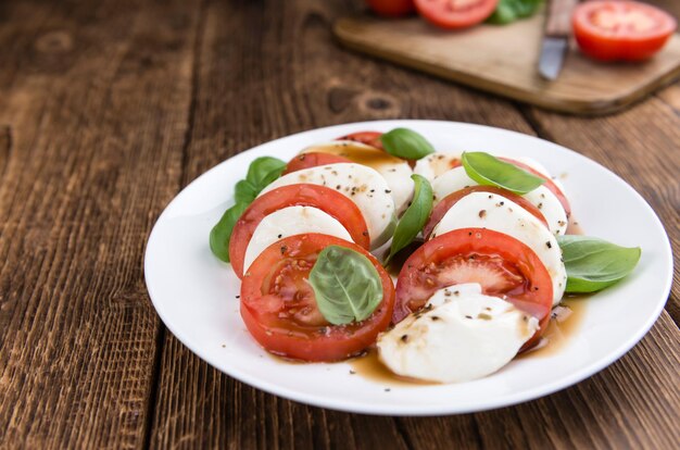 Foto mozzarella-tomaten en balasmicodressing