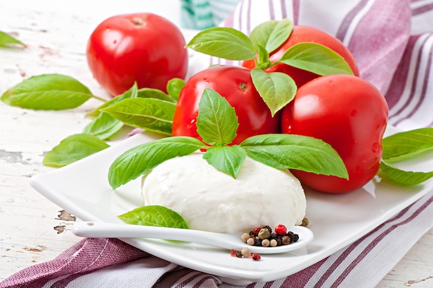 Mozzarella, tomaten en verse basilicumbladeren