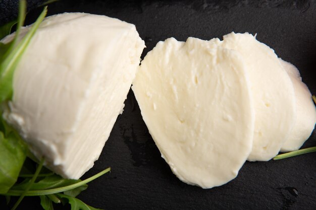 モッツァレラチーズとトマトダークグレーの背景