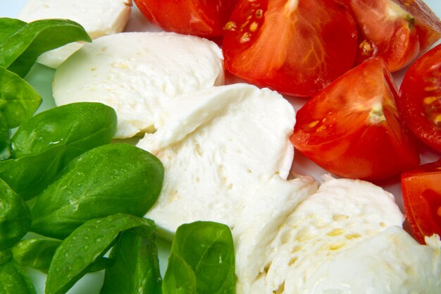 Mozzarella with tomtoes and basil