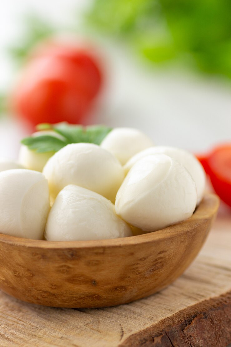 Mozzarellakaas in een houten kom