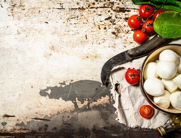 Mozzarellakaas, tomaten, olijfolie en een oud mes.