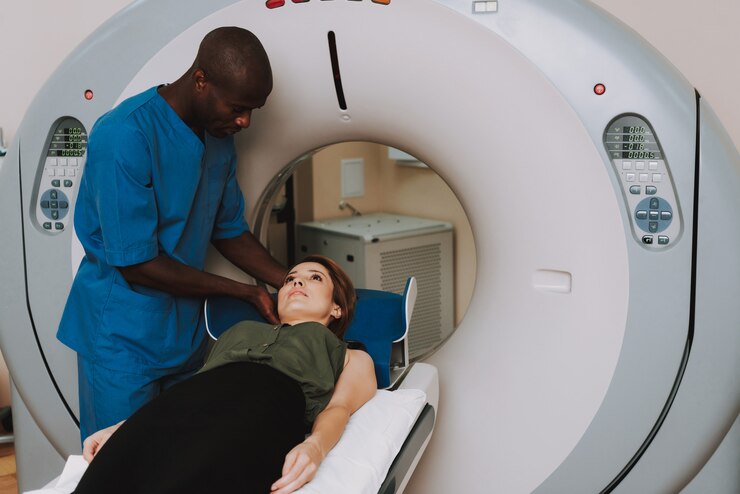 Photo mri diagnostic afro doctor puts patient down