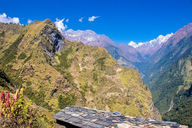 ダーチュラのネパールのヒマラヤ山脈にあるアピ山ベース キャンプ トレッキング