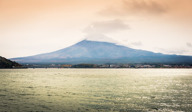 Mt. Fuji en meerachtergrond