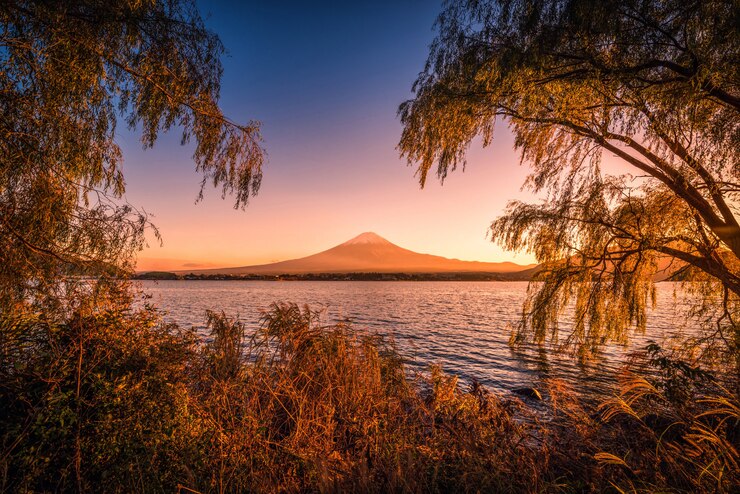 Photo 山富士河口湖の夕暮れの紅葉と河口湖の上の富士。