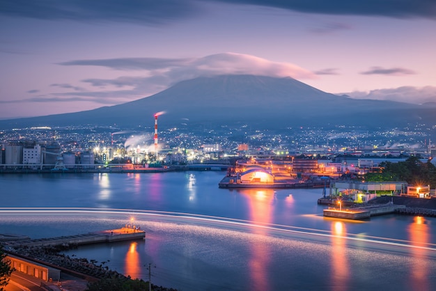 Mt. Fuji met de industriezone van Japan bij zonsondergang de prefectuur van Shizuoka, Japan.