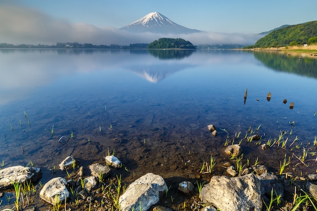 写真 山山梨県河口湖の水面に映る富士山