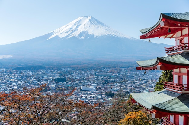 Foto mt. fuji con la pagoda chureito in autunno