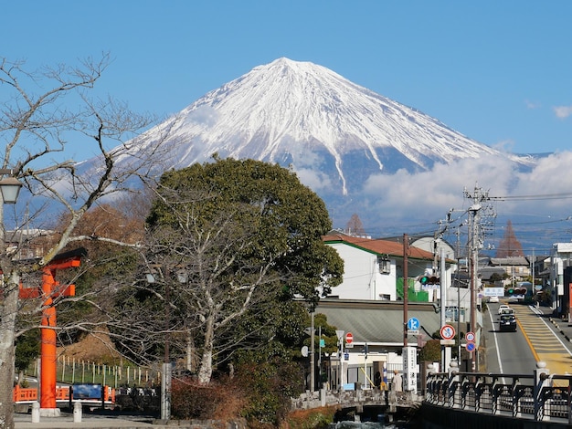 Foto il monte fuji con la neve e la vista della città