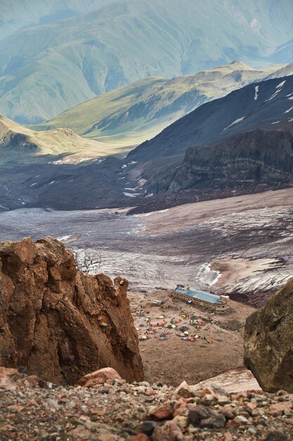 Mt Kazbeg basiskamp met uitzicht op Gergeti gletsjer Meteostation in Kazbek Georgia Mount Kazbek alpinist expeditie