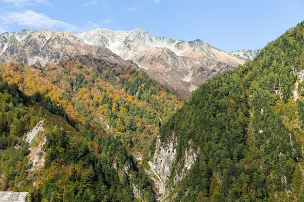 Гора Татеяма в Северных Японских Альпах в осенний сезон