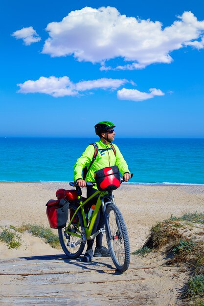 파니에와 함께 해변에서 MTB 자전거 자전거 여행