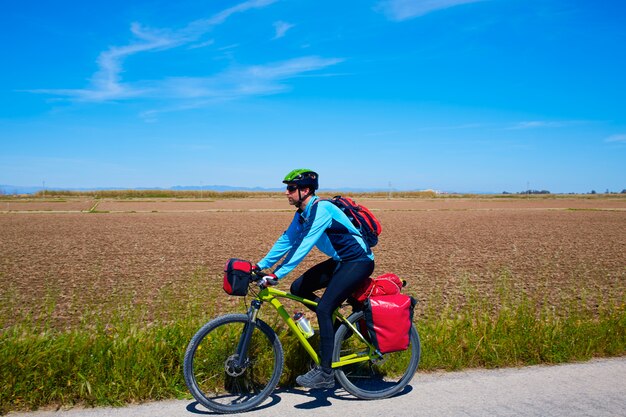 Photo mtb biker bicycle touring with pannier racks