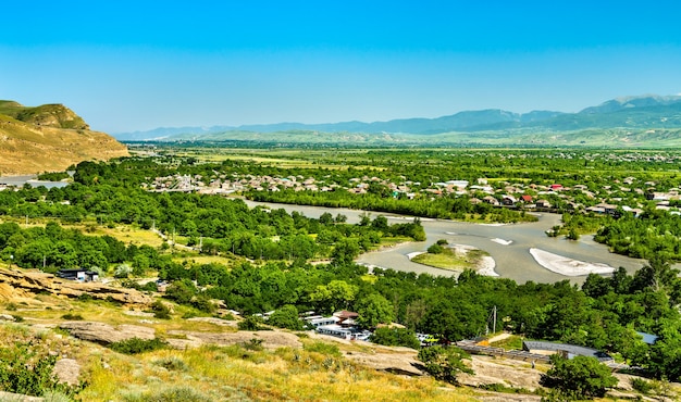 유라시아의 코카서스 지역 인 조지아의 Uplistsikhe에있는 Mtkvari 또는 Kura 강