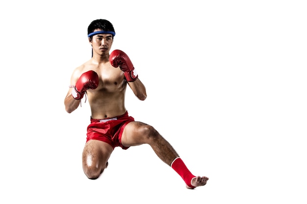 무에타이, 흰색 배경에 고립 된 타이 권투를 운동하는 아시아 남자