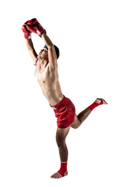 무에타이, 흰색 배경에 고립 된 타이 권투를 운동하는 아시아 남자