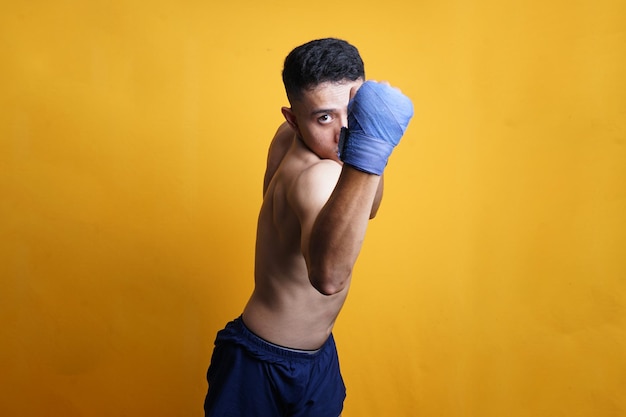 Foto muay thai atleet in uppercut pose.