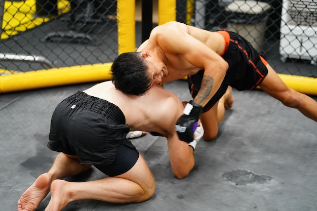 Муай Тай Боевое искусство Таиланда Боксер занимается боксом и тренажерным залом и сражается с соперником