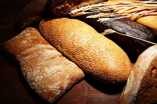 木の板にたくさんのパン