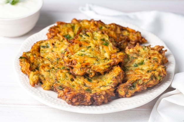 Mucver, Turks traditioneel voedsel. (Turkse keuken) Zelfgemaakt eten met courgette.