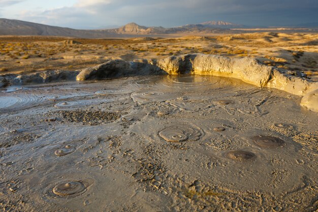 Foto cratere del vulcano di fango, bellissimo paesaggio, gobustan vicino a baku azerbaijan.