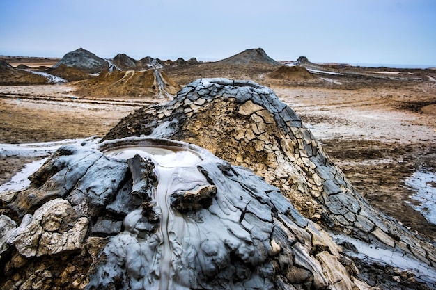 アゼルバイジャン バクー近くのゴブスタンの泥火山