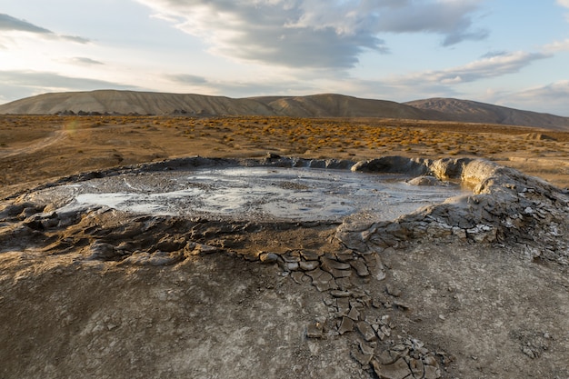 Vulcani di fango di gobustan vicino a baku, azerbaigian