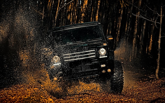 Fango e spruzzi d'acqua nel fuoristrada da corsa fuoristrada vanno sulle avventure all'aperto in jeep di montagna...