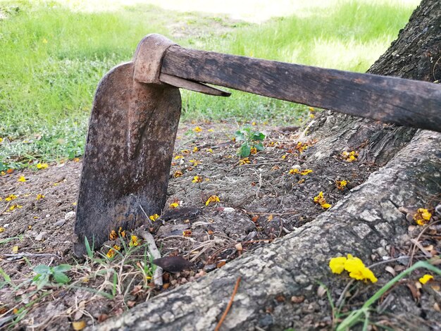 地面に泥だらけの鋼のくわ植栽のための農業ツール