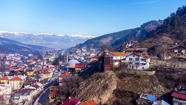 Mudurnu - Bolu - Turkije, 21 februari 2023, Yildirim Bayezid Camii. Yildirim Bayezid Camii-moskee en oude klokkentoren met drone-opnamen