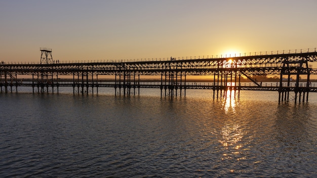 Muelle del tinto a huelva al tramonto