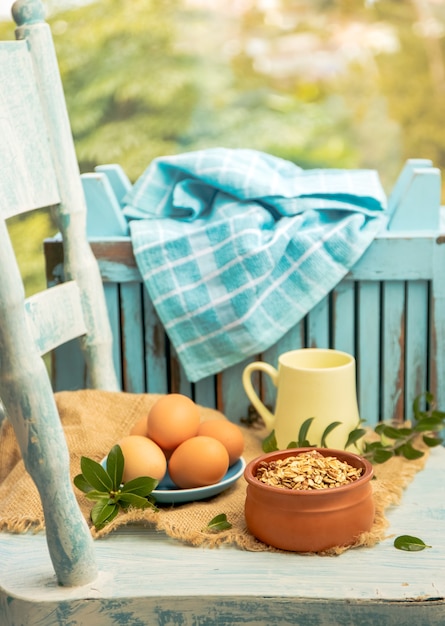 Foto muesli en eieren geserveerd voor het ontbijt buiten