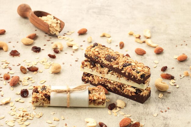 Muesli Energy Bar op een hoop fruit, zaden en noten.