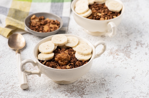 Muesli, havermout met bananen eten