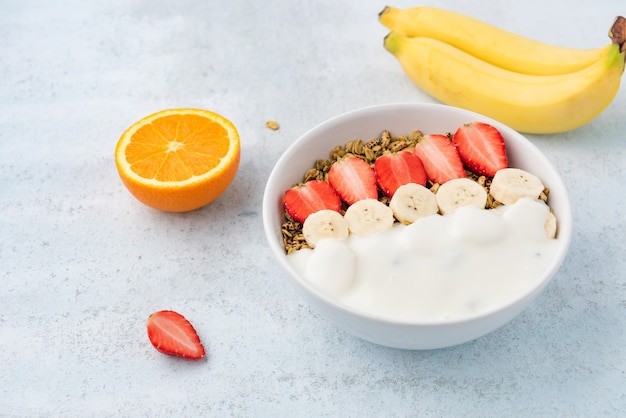 Muesli, havermout met melk, banaan en aardbei