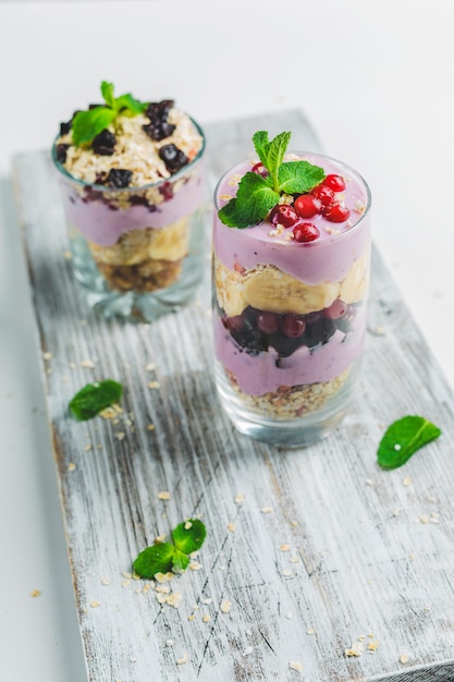 Muesli in een glas met yoghurt en bessen